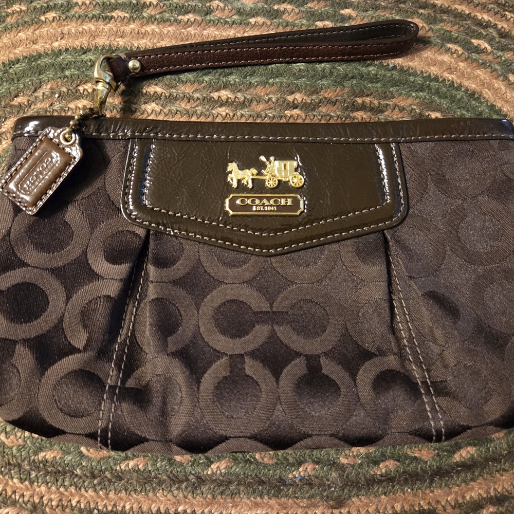Coach Madison Medium Clutch Pouch Chocolate Brown W/Wristlet  Elegant !  Nwot - Picture 3 of 10